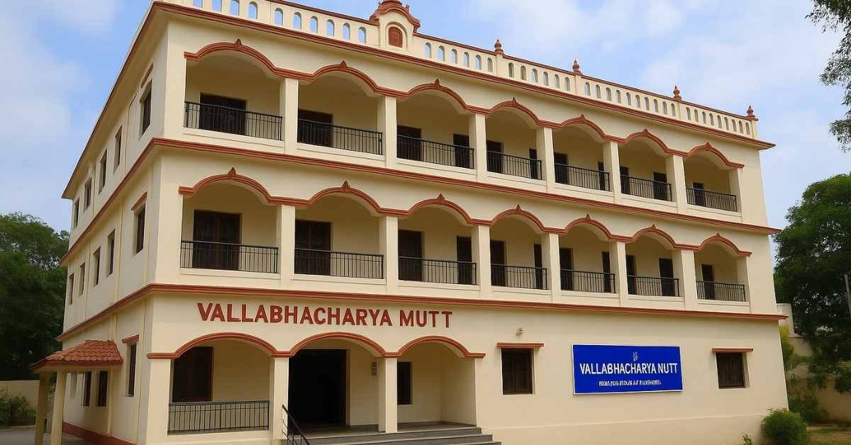 Tirumala Vallabhacharya Mutt Rooms building with balconies and entrance, accommodation for pilgrims
